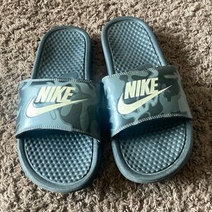Women’s size 8, black/gray/white, camouflage, Nike slip on shoes